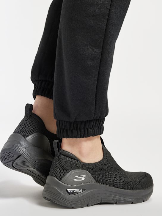 skechers arco comfort slip-on trainer nero deichmann